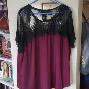 Silky top with short sleeves and black lace